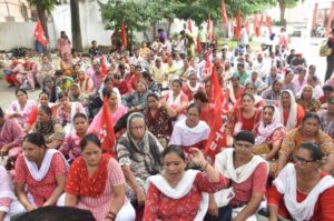 पंजाब आंगनवाड़ी यूनियन ने निजी फर्मों को राशन की आपूर्ति आउटसोर्स करने के कदम का विरोध किया