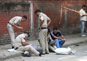 दिल्ली शर्म: वकील, छात्रा और दोस्त बारी-बारी से नाबालिग के साथ रेप करते हैं