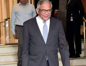 टाटा संस ने चंद्रा की पुनर्नियुक्ति का बचाव करते हुए 3 कानूनी राय ली; ट्रस्ट कानूनी कार्रवाई का वजन करते हैं