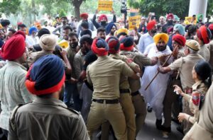 पंजाब में सड़कों पर उतरी आम आदमी पार्टी, सिसोदिया ने केंद्र सरकार के खिलाफ आरोप लगाए
