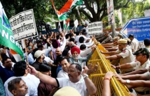 एसआईआर विवाद को लेकर कांग्रेस कार्यकर्ताओं ने दिल्ली में निर्वाचन सदन की ओर मार्च किया