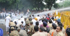 चंडीगढ़ में चुनाव आयोग कार्यालय की ओर मार्च करते हुए कांग्रेस कार्यकर्ताओं के रूप में इस्तेमाल की गई पानी की बौछार