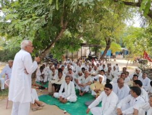 किसानों ने सिवानी शहर में एसडीएम कार्यालय पर धरना दिया, सूखा प्रभावित होने और फसल खराब होने पर 50,000 रुपये प्रति एकड़ मुआवजे की मांग की