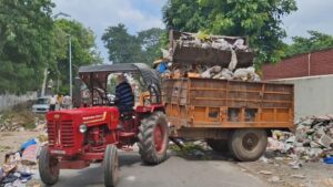 करनाल कचरा संकट: सफाई कर्मचारियों की हड़ताल के बीच केएमसी ने 3,000 टन कचरा साफ किया