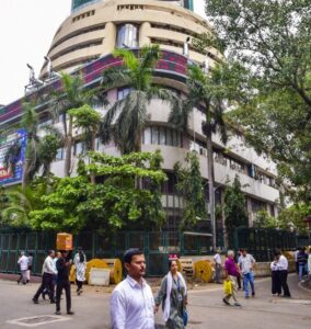 शेयर बाजारों में गिरावट का सिलसिला 4वें दिन तक बढ़ाया गया। कच्चे तेल और आईटी बिकवाली में तेजी के बीच सेंसेक्स 417 अंक टूटा