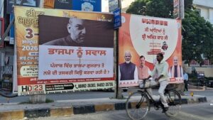 अमित शाह के पंजाब दौरे के दिन जालंधर की सड़कों पर ड्रग्स, पानी के बंटवारे को लेकर उनसे पूछताछ करने वाले चुनावी होर्डिंग