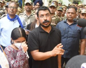 ‘घबराने की जरूरत नहीं है। मैं आपके साथ हूं’: राहुल गांधी ने अपने पिता पर हमले को लेकर संसद मार्ग थाने में प्रदर्शन किया