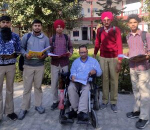 16 साल बाद, व्हीलचेयर इस शिक्षक के लिए एकमात्र सहारा बना हुआ है, लेकिन बाधा नहीं