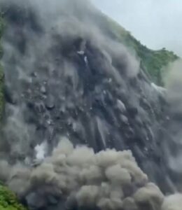 नेपाल के दार्चुला में भीषण बाढ़ के बाद एक और भीषण भूस्खलन का वीडियो सामने आया है