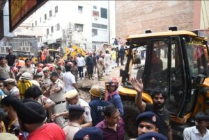 दक्षिण दिल्ली के सत्य निकेतन में इमारत ढह गई। 2 की मौत, 5 की हालत गंभीर, कई फंसे