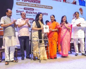 दिल्ली के मुख्यमंत्री ने शिक्षक महाकुंभ में 118 शिक्षकों को किया सम्मानित