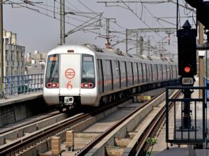 डीएमआरसी ने कंटेंट क्रिएटर्स को ट्रेन की खिड़कियों पर फोन चिपकाने के खिलाफ चेतावनी दी