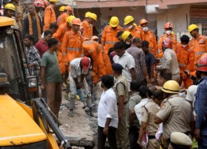 दिल्ली में बॉयज हॉस्टल की इमारत गिरी, 5 लोगों की मौत, कई दबे हुए