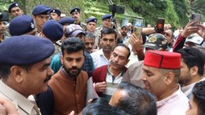 नगर निगम की बेदखली टीम के साथ रेहड़ी-पटरी वालों की तीखी बहस