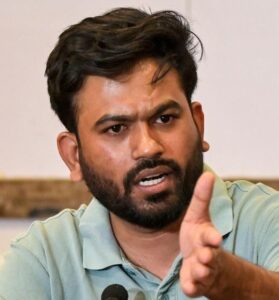 राष्ट्रीय जांच एजेंसी (एनआईए) ने गुरुवार को पंजाब के नांगल में विश्व हिंदू परिषद (विहिप) के नेता विकास प्रभाकर की हत्या से कथित तौर पर जुड़े एक प्रमुख व्यक्ति को गिरफ्तार किया।  आरोपी हरविंदर कुमार उर्फ सोनू संयुक्त अरब अमीरात में रहता था और कहा जाता है कि उसने अपराधियों को रसद सहायता और वित्तपोषण प्रदान किया था। उसे एनआईए ने वांछित घोषित कर दिया था।  एनआईए ने एक बयान में कहा कि कुमार को कूटनीतिक प्रयासों के बाद गुरुवार को भारत प्रत्यर्पित किया गया। इंदिरा गांधी अंतरराष्ट्रीय हवाई अड्डे पर पहुंचने के बाद कुमार को एनआईए ने गिरफ्तार कर लिया था। उसे कानूनी कार्यवाही के लिए यहां विशेष एनआईए अदालत में पेश किया गया।  यह मामला प्रतिबंधित आतंकवादी संगठन बब्बर खालसा इंटरनेशनल (बीकेआई) के सदस्यों द्वारा प्रभाकर की लक्षित हत्या से संबंधित है।  एनआईए ने हत्या के संबंध में 9 मई, 2024 को एक मामला दर्ज किया था। इस मामले में अब तक तीन चार्जशीट दाखिल की जा चुकी हैं।  नवीनतम गिरफ्तारी 13 अगस्त को यूएई के एक अन्य आरोपी मनवीर राम को पकड़ने के बाद की गई है।  अपराध में इस्तेमाल किए गए हथियारों की आपूर्ति में कथित तौर पर शामिल मनवीर राम को अमृतसर हवाई अड्डे पर रोका गया।  एनआईए की जांच में खुलासा हुआ है कि प्रभाकर को खत्म करने की साजिश कथित तौर पर जर्मनी स्थित बीकेआई के गुर्गों हरजीत सिंह उर्फ लाडी और कुलबीर सिंह उर्फ सिद्धू ने रची थी।  बयान में कहा गया है कि जांच में यह भी स्थापित हुआ है कि कुमार ने संयुक्त अरब अमीरात से काम करते हुए विदेशों में स्थित बीकेआई के गुर्गों के लिए एक रसद प्रदाता और फाइनेंसर के रूप में महत्वपूर्ण भूमिका निभाई थी।  इसमें कहा गया है कि वह एक भर्तीकर्ता और हैंडलर के रूप में काम करता था, हथियारों की व्यवस्था करता था और प्रभाकर की हत्या में शामिल शूटरों को उनकी डिलीवरी की सुविधा प्रदान करता था।  आतंकवाद निरोधक एजेंसी ने कहा कि हरजीत सिंह और कुलबीर सिंह के निर्देश पर कार्रवाई करते हुए कुमार ने साजिश के संबंध में आतंकवाद के लिए धन भी प्राप्त किया और उसे हस्तांतरित किया।  एजेंसी ने कहा कि कुमार का प्रत्यर्पण भगोड़ों की भारत वापसी में शामिल विभिन्न एजेंसियों के प्रयासों के कारण किया गया है।