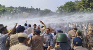 कुरुक्षेत्र में अतिथि शिक्षकों को तितर-बितर करने के लिए पानी की बौछार