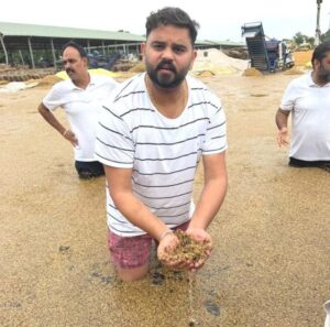 रातभर हुई बारिश से फाजिल्का अनाज मंडी में करोड़ों का धान बह गया
