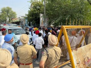 वारिस पंजाब डे के नेता मनप्रीत सिंह अयाली को हिरासत में लिया गया, जो झोटा के परिवार से मिलने के लिए मानसा जा रहे थे