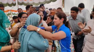 बेटी की घर वापसी पर टूटी फूटी एशियन गेम्स की निशानेबाज नीरू ढांडा की मां ने कहा, ‘तुम मेरा गौरव हो’