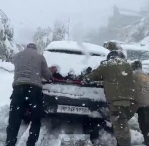 लाहौल-स्पीति में भारी बर्फबारी, केलांग के पास पर्यटक फंसे
