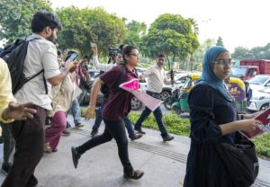 ‘लहरा दो तिरंगा’ प्रदर्शन के लिए जा रहे अभिजीत दीपक और नेहा बोरा को हिरासत में लिया गया