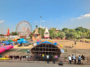 उत्तर प्रदेश के मुस्लिम कारीगरों ने लुधियाना के सबसे ऊंचे रावण पुतले को 121 फीट पर गढ़ा