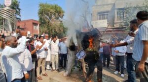 बिजली कर्मचारियों ने खट्टर, हरियाणा के सीएम सैनी, एचईआरसी के अध्यक्ष के पुतले फूंके, निजी फर्म को वितरण के लाइसेंस का विरोध किया