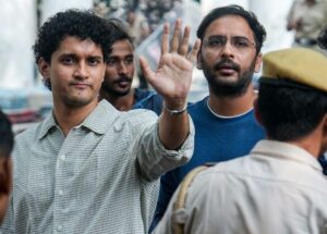 दिल्ली नगर निगम (एमसीडी) अप्रैल 2027 में छठे मेयर का चुनाव कराने के लिए तैयार है, जिससे महीनों से चली आ रही अनिश्चितता समाप्त हो गई है कि मौजूदा पांच साल के कार्यकाल के दौरान मौजूदा मेयर के इस्तीफे के बिना कोई अन्य मेयर चुना जा सकता है या नहीं।  एमसीडी के कानून विभाग ने इस प्रस्ताव को मंजूरी दे दी है, जिससे अगले साल अप्रैल में मेयर और डिप्टी मेयर के पदों के लिए चुनाव का रास्ता साफ हो गया है। इस कदम से वार्ड समितियों, स्थायी समिति और अन्य नगरपालिका समितियों के चुनाव भी उसके बाद होने की अनुमति मिल जाएगी।  यह विकास इसलिए महत्वपूर्ण है क्योंकि निगम का वर्तमान पांच साल का कार्यकाल, जो दिसंबर 2022 के निकाय चुनावों के बाद शुरू हुआ था, फरवरी 2028 तक चलता है। अब तक, निगम को ऐसी स्थिति का सामना नहीं करना पड़ा था जिसमें कार्यकाल के दौरान मेयर के इस्तीफे के बिना छठे मेयर का चुनाव करना पड़ता था।  अप्रैल 2026 में प्रवेश वाही के पांचवें मेयर के रूप में चुने जाने के बाद कानूनी सवाल उठा था। एमसीडी अधिनियम में वार्षिक महापौर चुनाव का प्रावधान करने के साथ, निगम ने इस पर कानूनी दृष्टिकोण मांगा कि क्या वह अप्रैल 2027 में एक और चुनाव के साथ आगे बढ़ सकता है।  कानून विभाग ने अब चुनाव को हरी झंडी दे दी है और स्पष्ट किया है कि यह गैर-आरक्षित श्रेणी के तहत आयोजित किया जा सकता है। इसका मतलब है कि कोई भी पार्षद, चाहे वह किसी भी लिंग का हो या चाहे वह अनुसूचित जाति का हो, चुनाव लड़ सकता है।  यह क्रम वर्तमान निगम की पहली बैठक में वापस जाता है। एमसीडी चुनाव दिसंबर 2022 में हुए थे, जिसमें आम आदमी पार्टी को बहुमत मिला था। 6 जनवरी, 2023 को होने वाली पहली सदन की बैठक व्यवधानों के कारण आयोजित नहीं की जा सकी। 23 फरवरी को शेली ओबेरॉय के मेयर चुने जाने के बाद बैठक में तीन प्रयास विफल हो गए।  अगला मेयर चुनाव अप्रैल 2023 में एमसीडी अधिनियम के अनुसार आयोजित किया गया था। हर साल एक मेयर चुने जाने के साथ, अप्रैल 2026 तक पांच मेयर चुने गए थे।  आरक्षण ढांचा नवीनतम कानूनी मंजूरी के केंद्र में है। एमसीडी अधिनियम की धारा 35 (1) पांच साल के कार्यकाल के पहले और तीसरे वर्ष में ही आरक्षण का प्रावधान करती है। पहला साल महिला पार्षद के लिए और तीसरा अनुसूचित जाति के पार्षद के लिए आरक्षित है। अन्य वर्ष सामान्य श्रेणी के अंतर्गत आते हैं, जिससे विभिन्न श्रेणियों के पार्षदों को पद की तलाश करने की अनुमति मिलती है।  इसलिए अप्रैल 2027 का चुनाव वाही को भी वापस विवाद में ला सकता है। दिसंबर 2027 और जनवरी 2028 के बीच अपने अगले आम चुनाव की ओर बढ़ने के कारण नागरिक निकाय को कई चुनौतियों का सामना करने की उम्मीद है, वर्तमान मेयर को एक फायदा माना जाता है क्योंकि वह पहले से ही निगम के कामकाज से परिचित हैं।  इसलिए, छठा चुनाव नगर निकाय में सिर्फ एक और वार्षिक परिवर्तन नहीं है। इससे यह तय हो सकता है कि अगले आम चुनाव से पहले एमसीडी का नेतृत्व कौन करेगा।