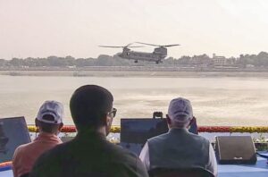पीएम मोदी ने वायुसेना के एयर शो में वाराणसी के आसमान में लड़ाकू विमानों की गर्जना को देखा।