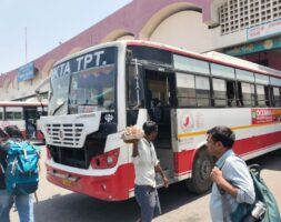 किराया बढ़ाएं या बसें नहीं चलेंगी, निजी ऑपरेटरों को दी धमकी