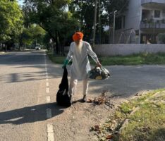 चंडीगढ़ की सड़कों पर कूड़े के ढेर लगने के बाद 89 वर्षीय पूर्व आईपीएस अधिकारी सफाई के लिए लौटे