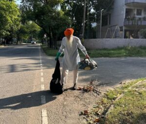 चंडीगढ़ की सड़कों पर कूड़े के ढेर लगने के बाद 89 वर्षीय पूर्व आईपीएस अधिकारी सफाई के लिए लौटे