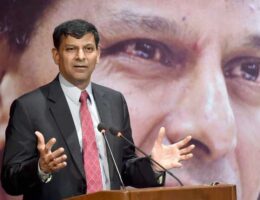 आरबीआई के पूर्व गवर्नर रघुराम राजन ने भारत को रुपये को सपोर्ट करने के लिए रिजर्व का इस्तेमाल नहीं करने की सलाह दी है।