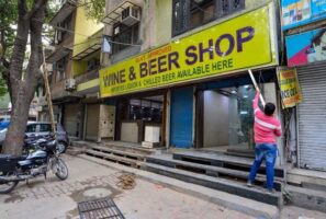 अब, अपनी शराब बुक करें और दिल्ली में ऑनलाइन भुगतान करें, फिर बाद में इसे विक्रेता से एकत्र करें