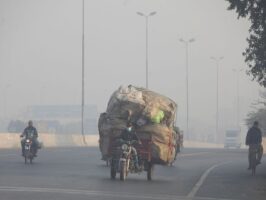 पाकिस्तान में जीवन प्रत्याशा घटाने के लिए वायु प्रदूषण के लिए जिम्मेदार लाहौर दुनिया का सबसे प्रदूषित शहर