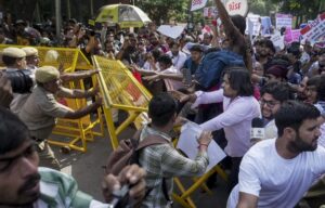 सीईसी दिवस 3 के खिलाफ प्रदर्शन: भारी बैरिकेडिंग के बीच आइसा कार्यकर्ताओं ने जंतर-मंतर तक पहुंचने की कोशिश की