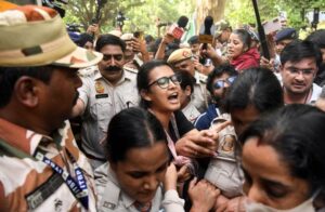 दिल्ली पुलिस के एसीपी विवेक भगत के खिलाफ कथित छेड़छाड़ की शिकायत क्राइम ब्रांच को ट्रांसफर कर दी गई है।