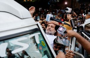 दिल्ली शोडाउन के दूसरे दिन: जंतर-मंतर के रास्ते में राहुल और प्रियंका समेत भारतीय कांग्रेस के सांसदों को हिरासत में लिया गया