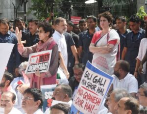 चुनाव आयोग के विरोध प्रदर्शन के दौरान आकाशवाणी भवन में प्रवेश करने पर राहुल गांधी और प्रियंका के खिलाफ एफआईआर
