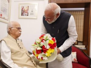 अपने जीवन की ऐतिहासिक घटना पर पीएम मोदी ने गुरु लालकृष्ण आडवाणी से मुलाकात की