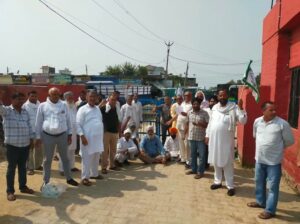 यमुनानगर: धान उठाने को लेकर किसानों ने व्यासपुर अनाज मंडी के गेट पर लगाया ताला