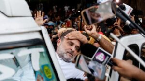 राहुल गांधी ने पानी बांटने और समर्थकों ने पुलिस की हिरासत में लिए गए बस को हवा देने का फैसला सतर्कता