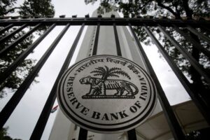 शुरुआती कारोबार में शेयर बाजारों में गिरावट, आरबीआई के और सख्ती के संकेत