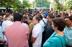 ‘वोट चोरी’ को लेकर राष्ट्रपति भवन तक मार्च करने से पहले संसद के सेंट्रल हॉल पहुंचे इंडिया ब्लॉक के सांसद